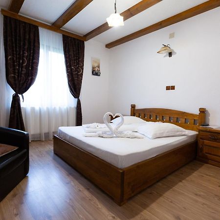 Conacul De Sub Munte Hotel Novaci Străini Exterior foto