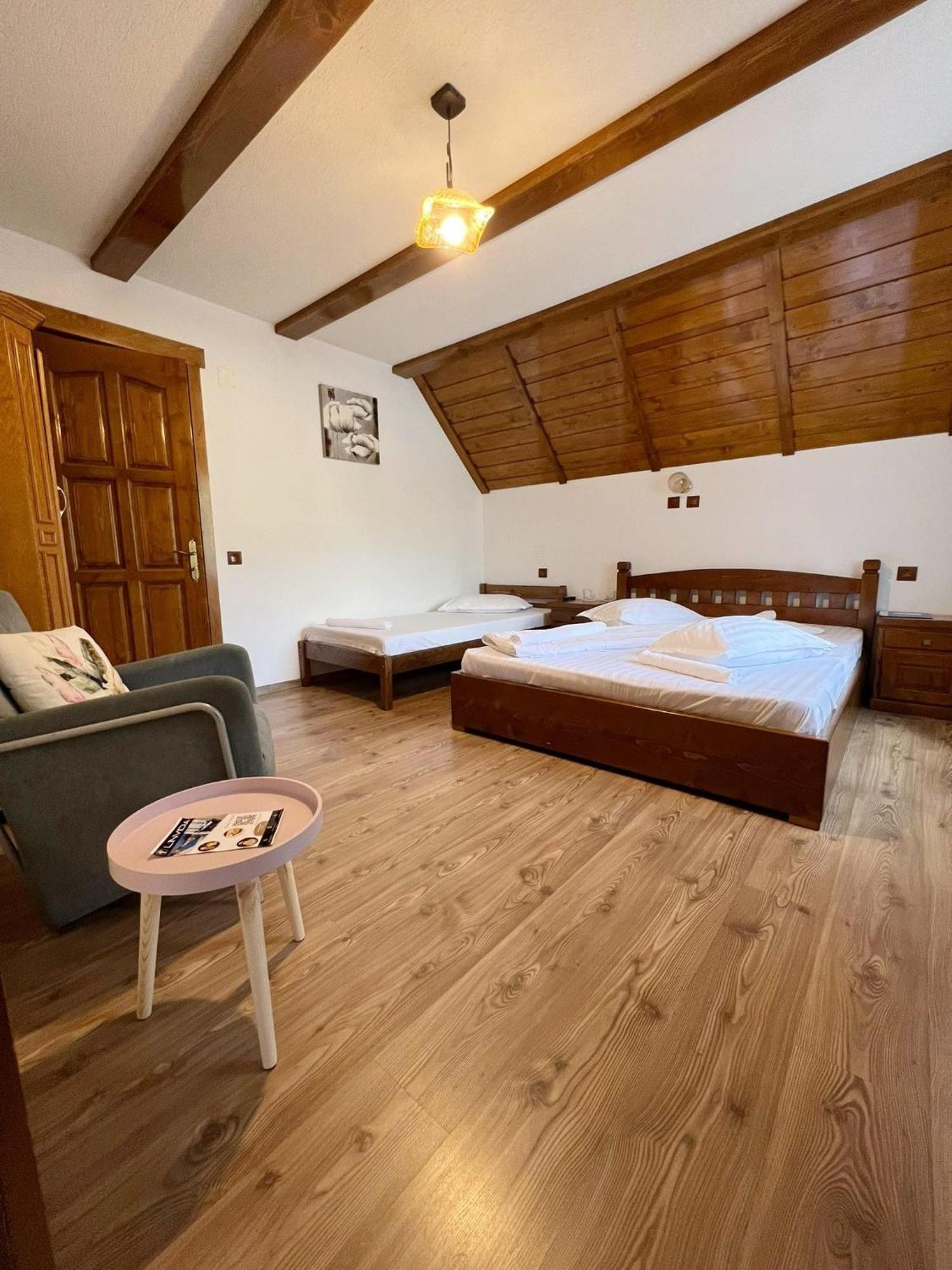 Conacul De Sub Munte Hotel Novaci Străini Exterior foto