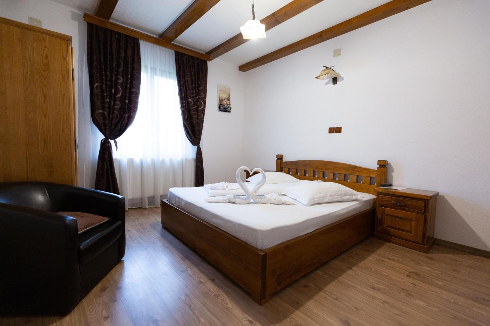 Conacul De Sub Munte Hotel Novaci Străini Exterior foto