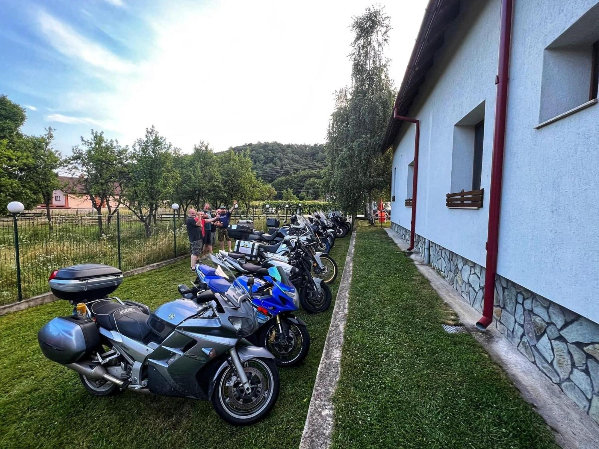 Conacul De Sub Munte Hotel Novaci Străini Exterior foto